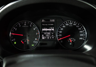 Подержанный автомобиль Nissan X-Trail 2011 года (12 фото)