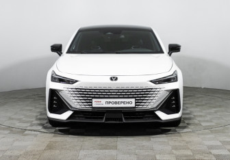 Подержанный автомобиль Changan UNI-V 2023 года (2 фото)