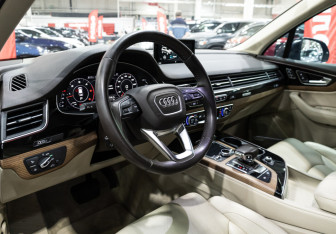 Подержанный автомобиль Audi Q7 2017 года (13 фото)