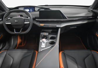 Подержанный автомобиль Changan UNI-V 2023 года (13 фото)