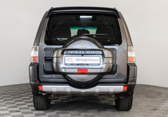 Подержанный автомобиль Mitsubishi Pajero 2012 года (6 фото)