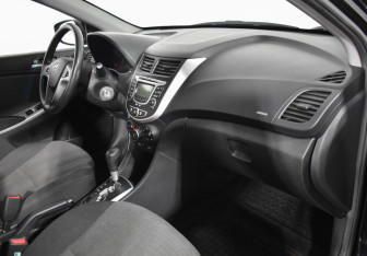 Подержанный автомобиль Hyundai Solaris Hatchback 2011 года (12 фото)