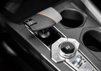 Подержанный автомобиль Changan UNI-V 2023 года (11 фото)