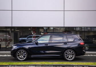 Подержанный автомобиль BMW X7 2019 года (9 фото)