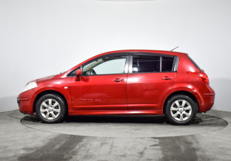 Подержанный автомобиль Nissan Tiida Hatchback 2011 года (8 фото)
