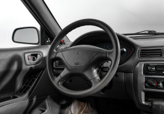 Подержанный автомобиль Mitsubishi Galant Sedan 2002 года (15 фото)