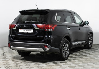 Подержанный автомобиль Mitsubishi Outlander 2015 года (5 фото)