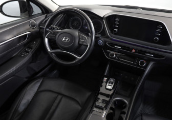 Подержанный автомобиль Hyundai Sonata 2023 года (8 фото)