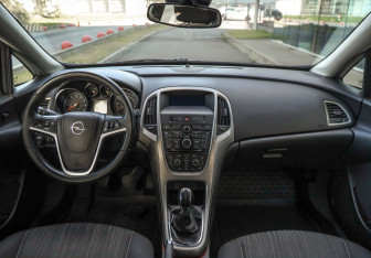 Подержанный автомобиль Opel Astra Hatchback 2011 года (11 фото)
