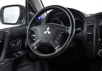 Подержанный автомобиль Mitsubishi Pajero 2007 года (15 фото)
