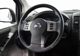 Подержанный автомобиль Nissan Pathfinder 2008 года (16 фото)