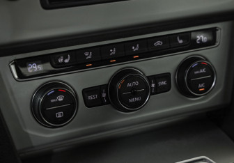 Подержанный автомобиль Volkswagen Passat Sedan 2015 года (16 фото)