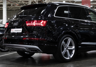 Подержанный автомобиль Audi Q7 2017 года (8 фото)