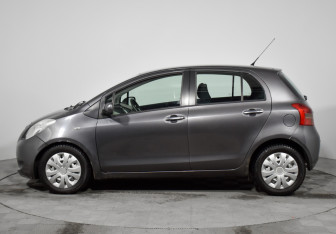 Подержанный автомобиль Toyota Yaris Hatchback 2008 года (8 фото)