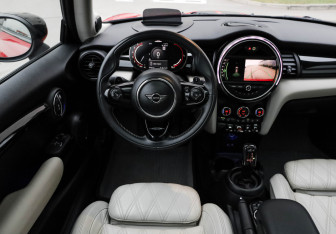 Подержанный автомобиль MINI Hatch 2019 года (12 фото)