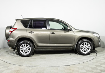 Подержанный автомобиль Toyota RAV4 2010 года (4 фото)