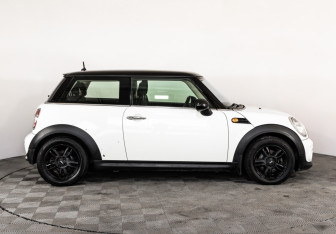 Подержанный автомобиль MINI Hatch 2011 года (4 фото)
