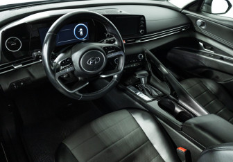 Подержанный автомобиль Hyundai Elantra Sedan 2022 года (11 фото)