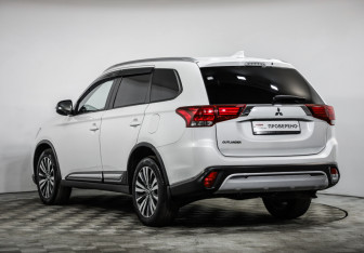 Подержанный автомобиль Mitsubishi Outlander 2020 года (7 фото)
