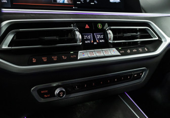 Подержанный автомобиль BMW X7 2021 года (32 фото)