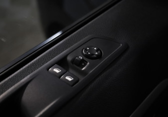 Подержанный автомобиль Peugeot Traveller 2021 года (14 фото)