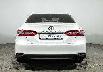 Подержанный автомобиль Toyota Camry Sedan 2018 года (6 фото)
