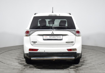 Подержанный автомобиль Mitsubishi Outlander 2014 года (6 фото)