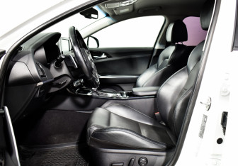 Подержанный автомобиль Kia Stinger 2018 года (10 фото)