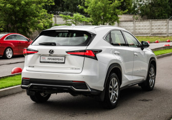 Подержанный автомобиль Lexus NX 2017 года (6 фото)