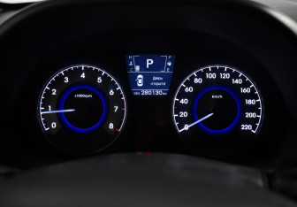 Подержанный автомобиль Hyundai Solaris Sedan 2012 года (16 фото)