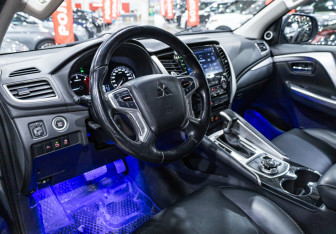 Подержанный автомобиль Mitsubishi Pajero Sport 2018 года (15 фото)