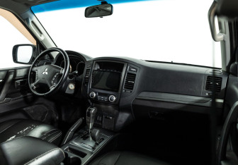Подержанный автомобиль Mitsubishi Pajero 2011 года (9 фото)