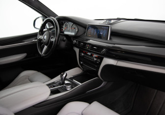 Подержанный автомобиль BMW X5 M 2017 года (13 фото)