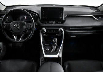 Подержанный автомобиль Toyota RAV4 2019 года (14 фото)