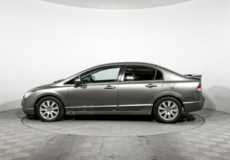 Подержанный автомобиль Honda Civic Sedan 2007 года (8 фото)