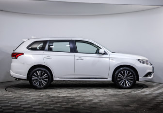 Подержанный автомобиль Mitsubishi Outlander 2022 года (4 фото)