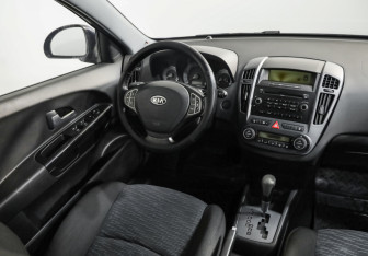 Подержанный автомобиль Kia Ceed Hatchback 2009 года (9 фото)