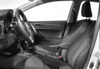 Подержанный автомобиль Toyota Corolla Sedan 2015 года (10 фото)
