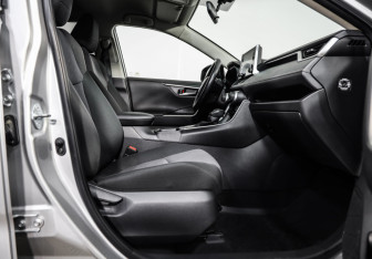 Подержанный автомобиль Toyota RAV4 2020 года (21 фото)
