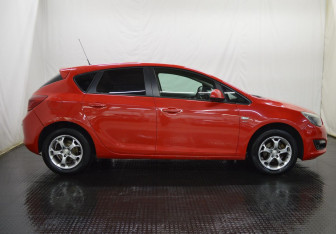 Подержанный автомобиль Opel Astra Hatchback 2014 года (4 фото)