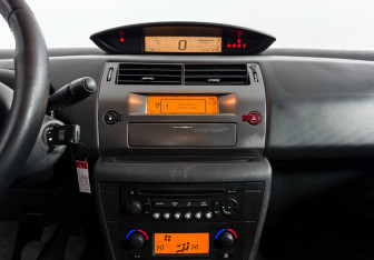 Подержанный автомобиль Citroen C4 Hatchback 2010 года (16 фото)
