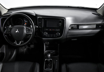 Подержанный автомобиль Mitsubishi Outlander 2016 года (14 фото)