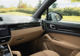 Подержанный автомобиль Porsche Cayenne 2018 года (23 фото)