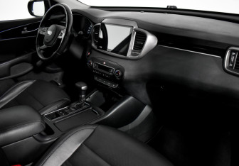 Подержанный автомобиль Kia Sorento 2018 года (13 фото)