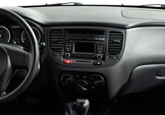 Подержанный автомобиль Kia Rio Sedan 2010 года (14 фото)