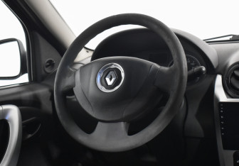 Подержанный автомобиль Renault Sandero 2013 года (14 фото)