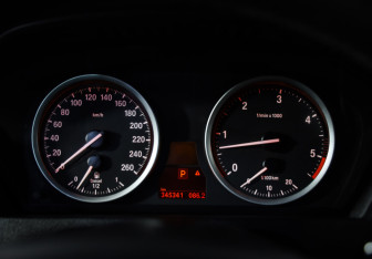 Подержанный автомобиль BMW X6 2014 года (12 фото)