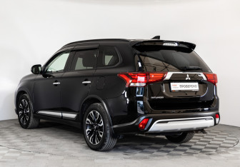 Подержанный автомобиль Mitsubishi Outlander 2021 года (7 фото)
