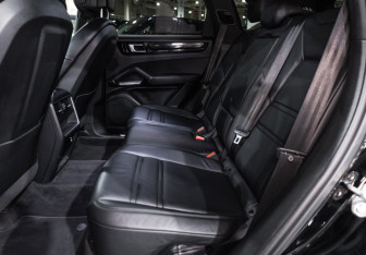 Подержанный автомобиль Porsche Cayenne 2020 года (13 фото)