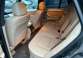 Подержанный автомобиль BMW X5 2003 года (5 фото)